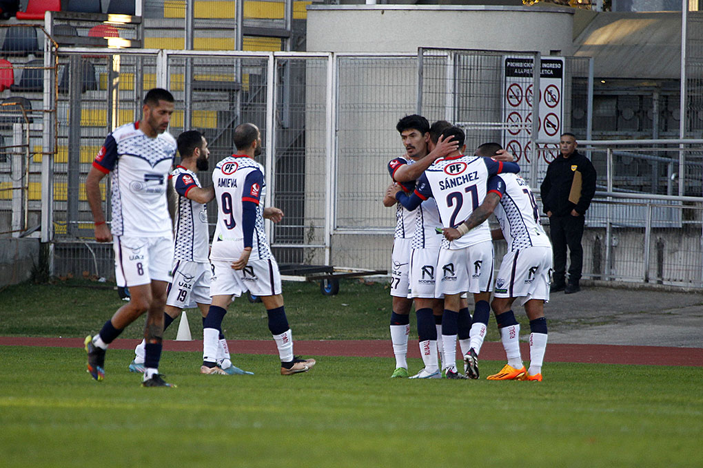 Deportes Recoleta festejando ante Rangers.