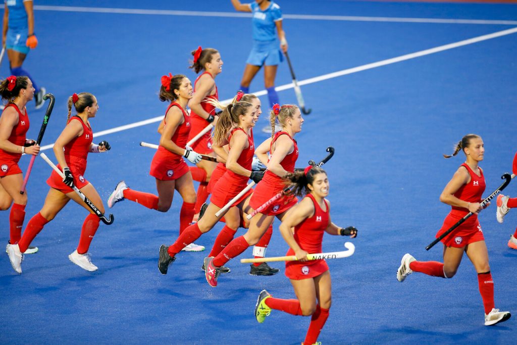 Jugadoras de las “diablas” del hockey césped femenino celebrando un gol.