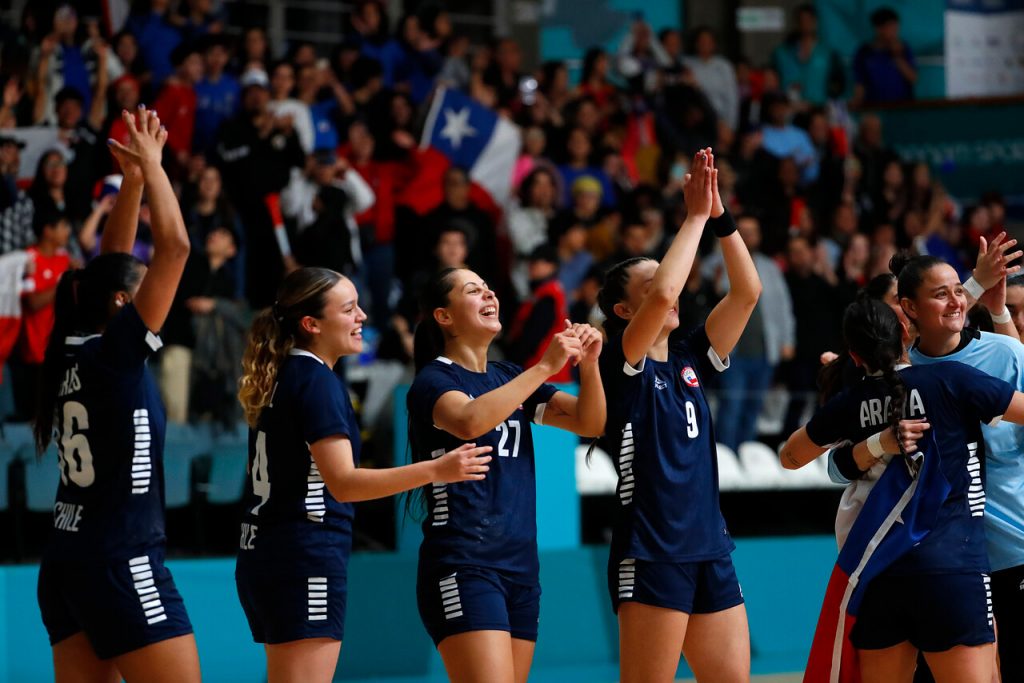 Jugadoras de la selección chilena femenina celebrando su paso a semifinales frente a Puerto Rico.