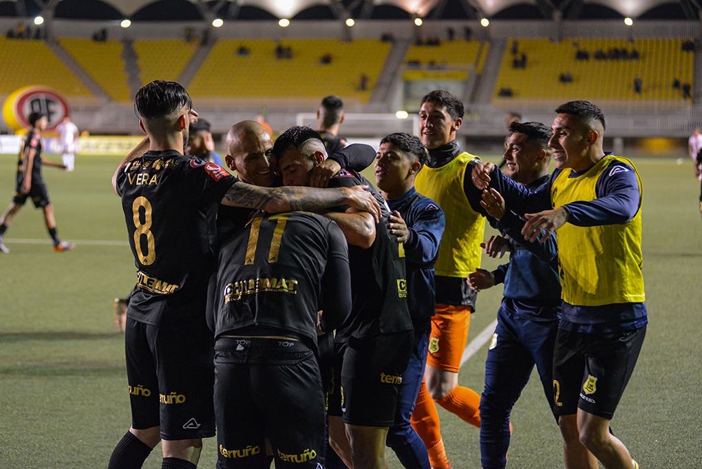 Jugadores de San Luis de Quillota celebrando un gol ante Deportes La Serena.