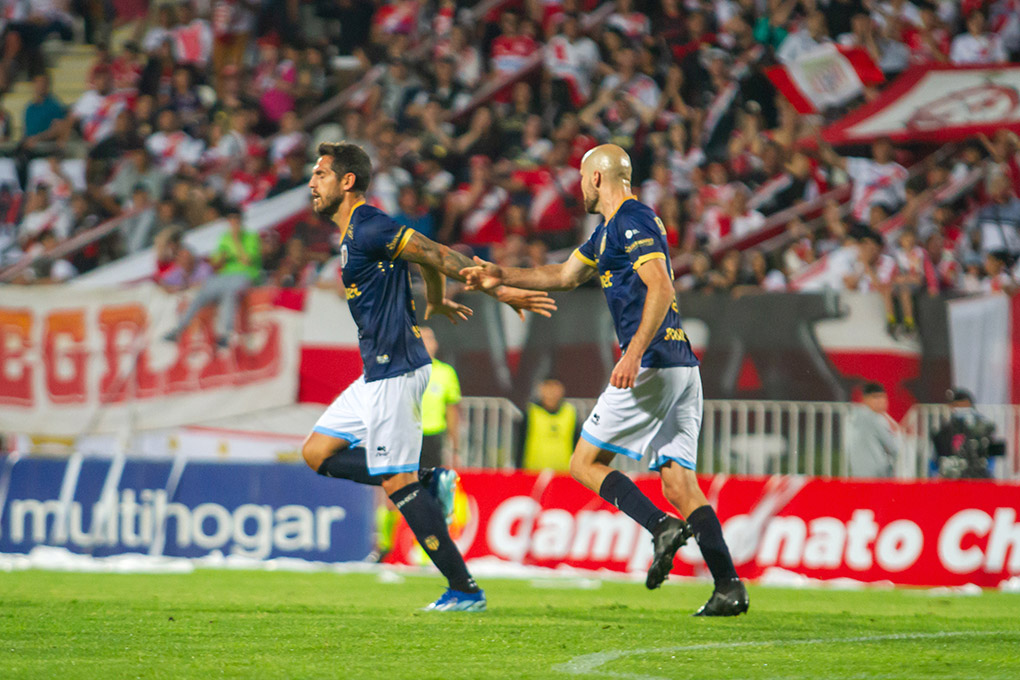 El centroatacante de Magallanes, Joaquín Larrivey, celebrando uno de los goles ante Curicó Unido por la jornada 28 de la Primera División.