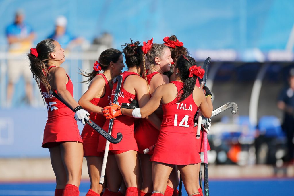 Denise Rojas celebrando uno de los tantos para la selección chilena femenina hockey césped ante Canadá.