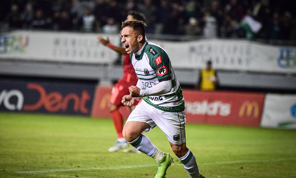 Fabián Núñez celebrando el 1-0 de Deportes Temuco ante La Serena.