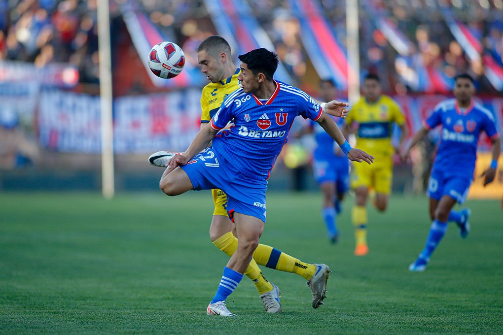 Jugadores de Everton y Universidad de Chile yendo a disputar el balón.