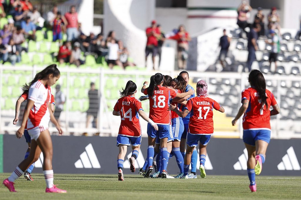 Las futbolistas de la Roja Femenina celebrando un gol ante Perú.