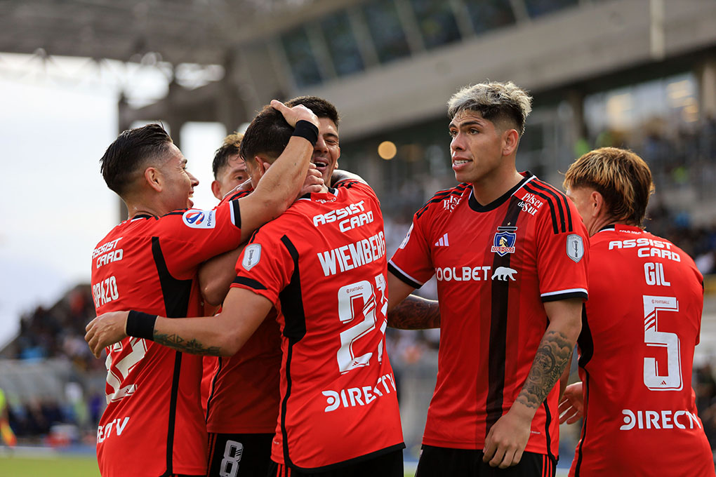 Futbolistas de Colo Colo celebrando el segundo gol.