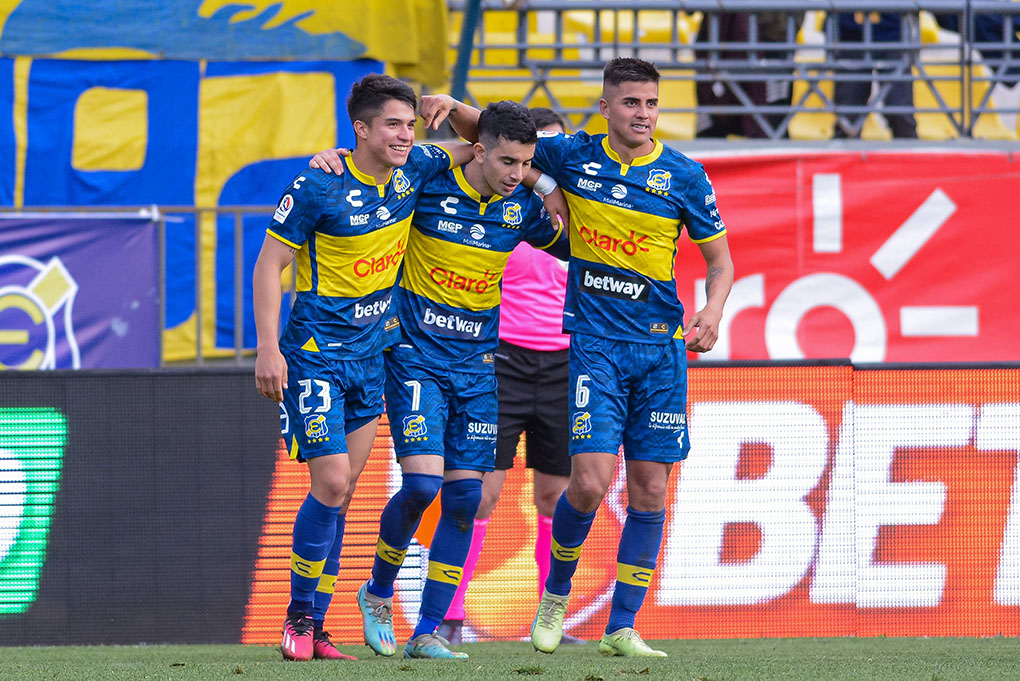 Jugadores de Everton celebrando el aumento del marcador.