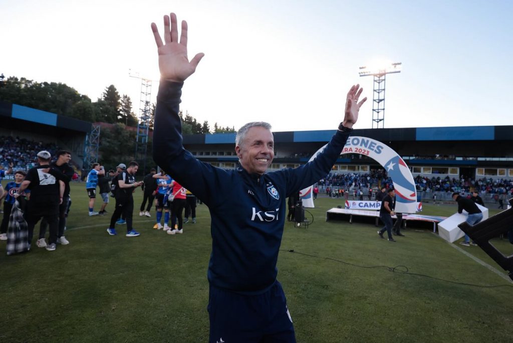 Gustavo Álvarez levantando los brazos por un nuevo título de Huachipato.