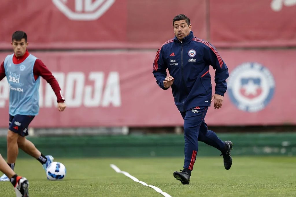 Nicolás Córdova entrenando con Chile.