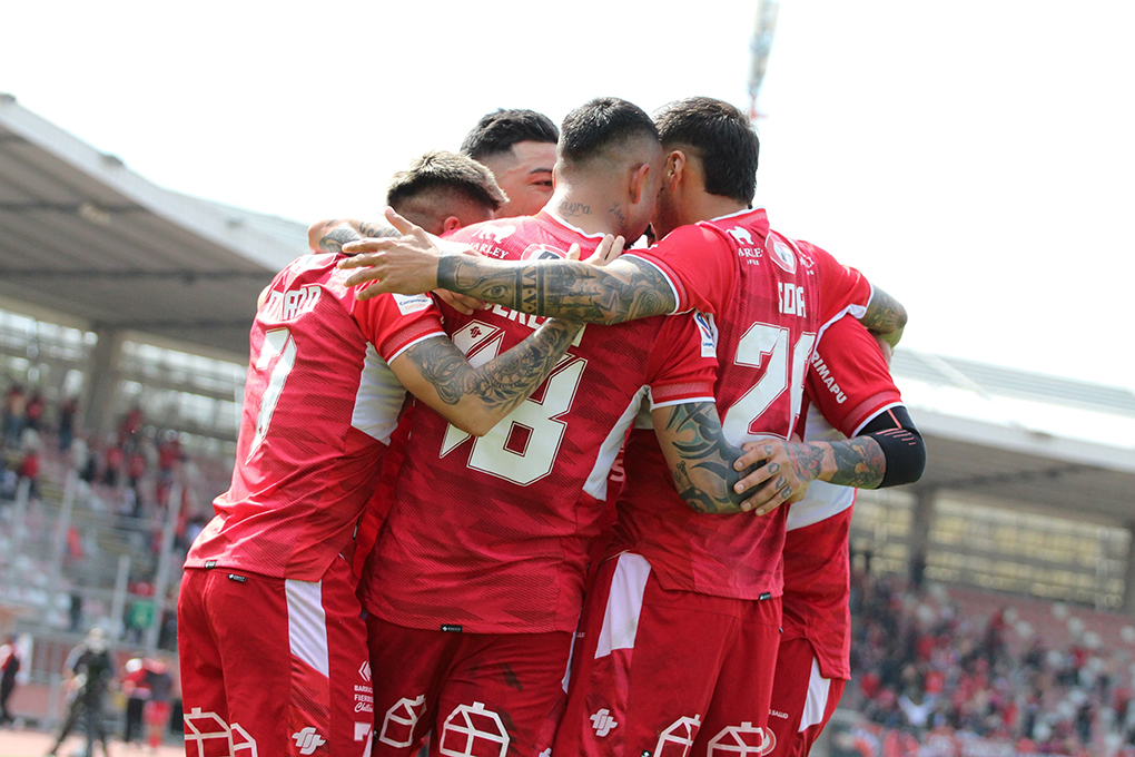 Jugadores de Ñublense celebrando un gol en el torneo de Primera División.