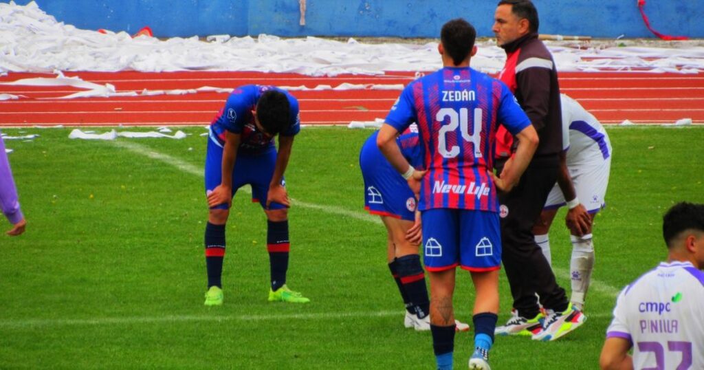 Los jugadores de Deportes Iberia abatidos tras no mantener la categoría. (Fuente: Zona Sur/ TV Región).
