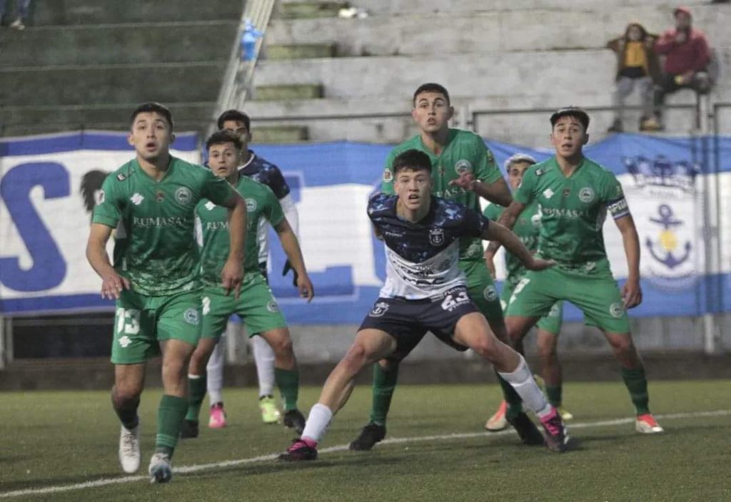 Jugadores de Constitución Unido esperan el balón. (Fuente: Diario Constitución).
