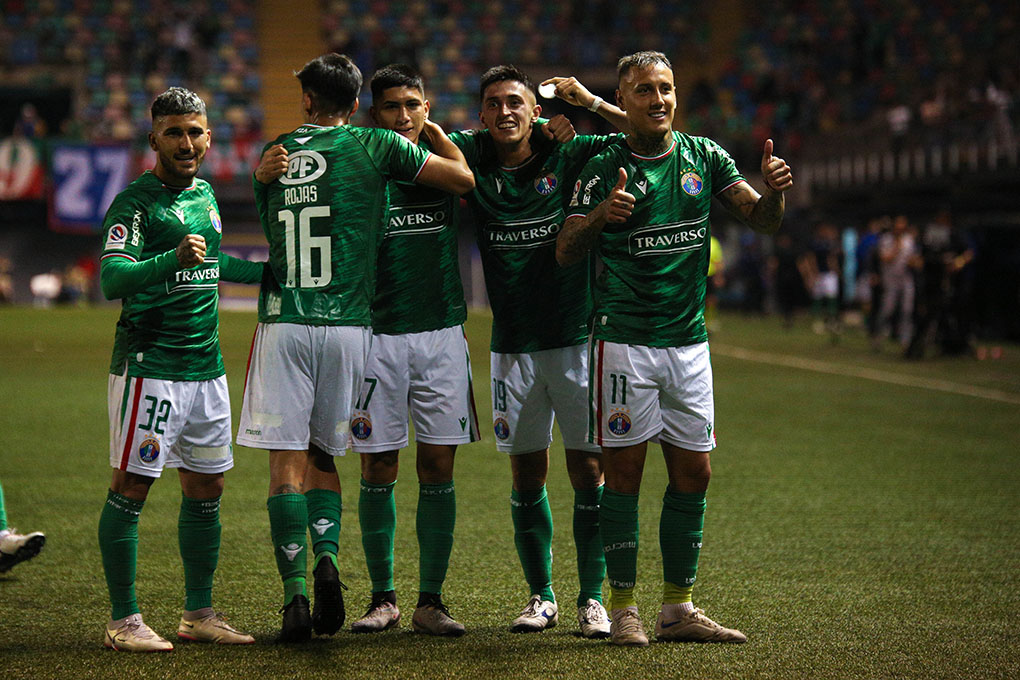 Futbolistas de Audax Italiano celebrando un gol.