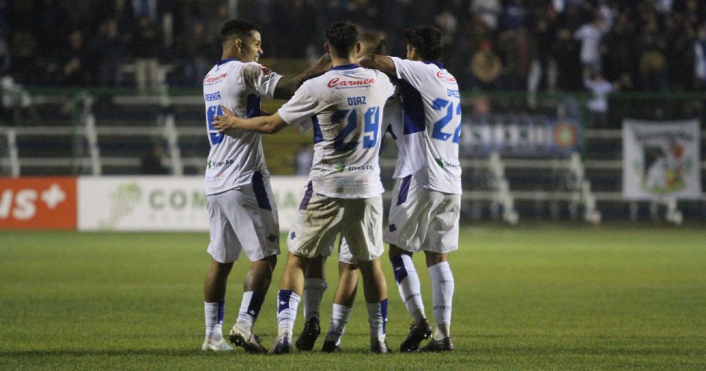 Jugadores de Deportes Santa Cruz se abrazan tras convertir un gol. (Fuente: Comunicaciones DSC).