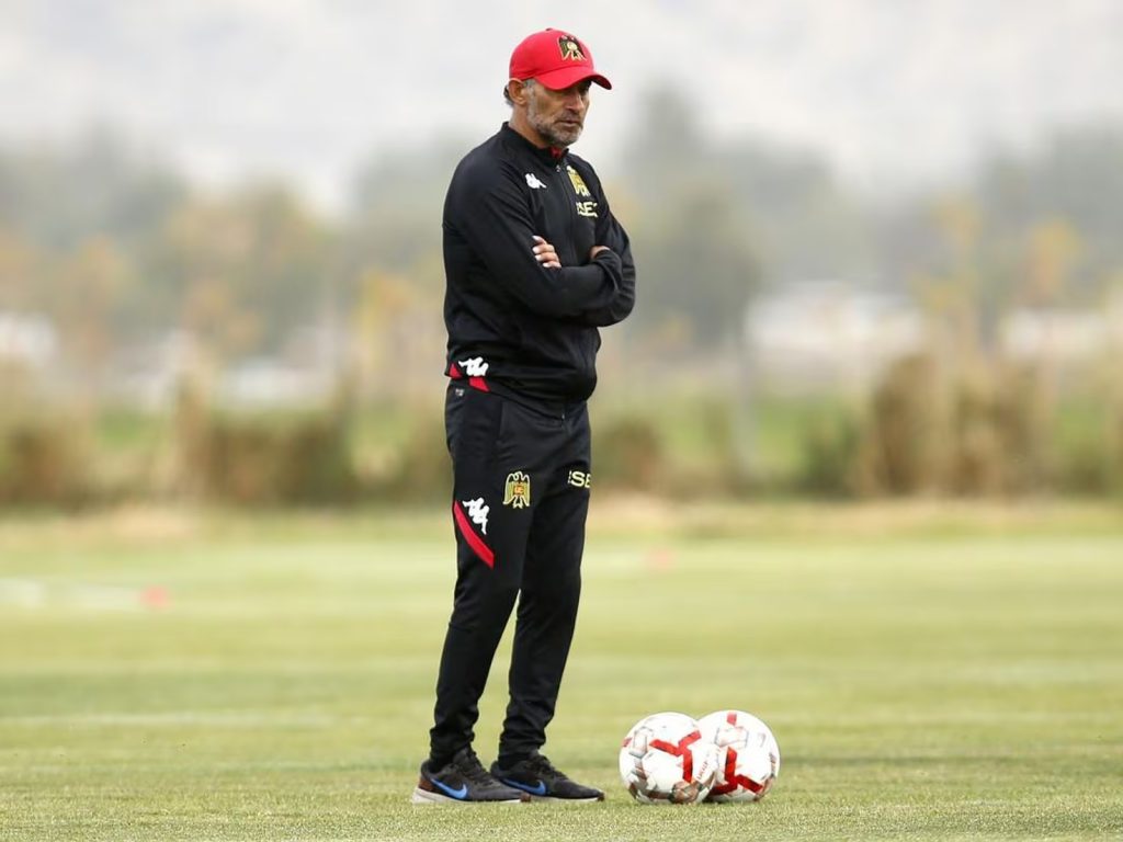 Miguel Ponce dirigiendo un entrenamiento del rojo de Santa Laura.