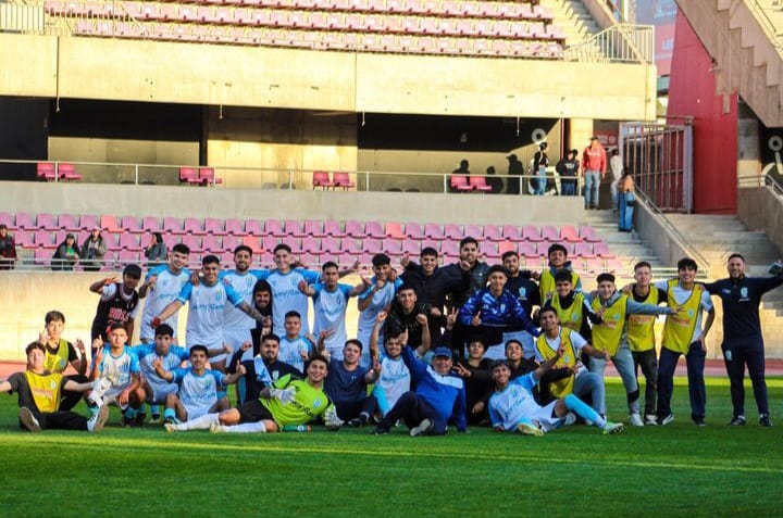 Plantel de Unión Compañías post partido contra Provincial Ranco. (Foto: @makarodriguezfotografia/Instagram).