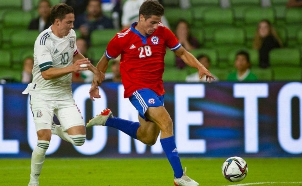 Clemente Montes jugando por la selección chilena.