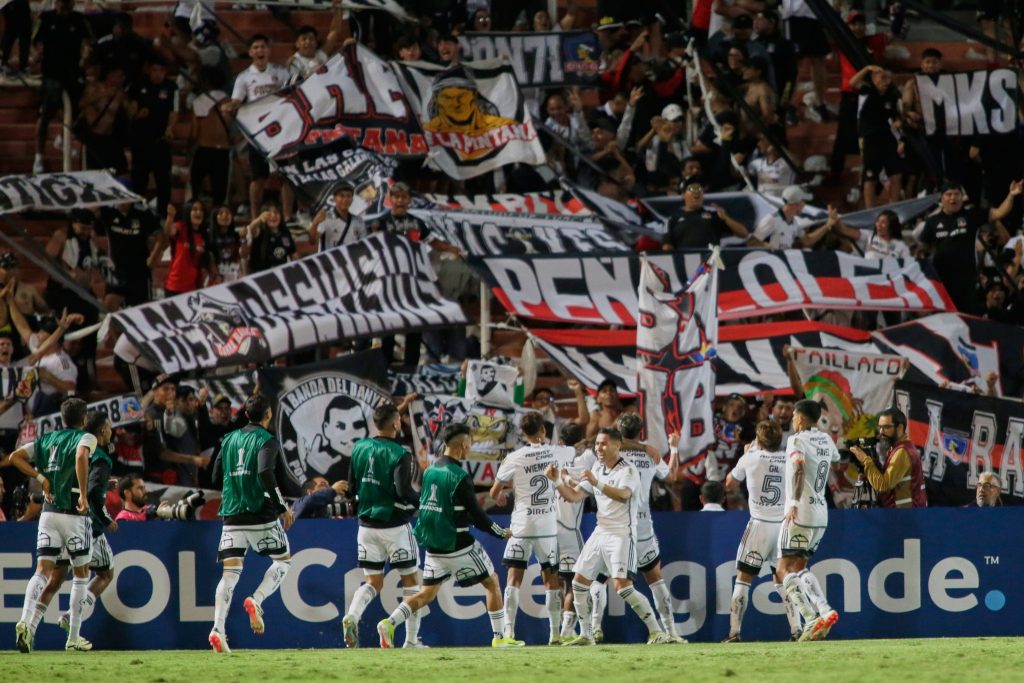 Futbolistas de Colo Colo celebrando el tanto de Marcos Bolados.