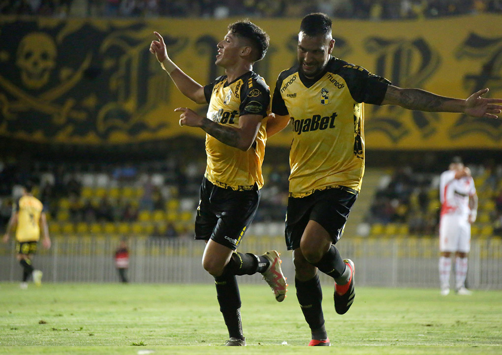 Futbolistas de los piratas celebrando un gol ante Los Leones de Atacama.