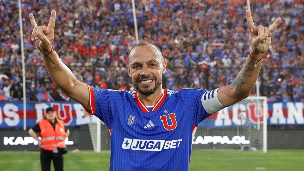 Marcelo Díaz celebrando con la camiseta de Universidad de Chile.