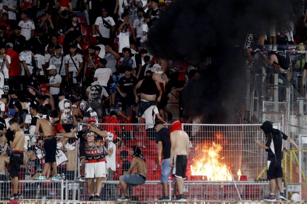 Garra Blanca haciendo desmanes con lo cual provocó falta de seguridad en la final de la Supercopa.