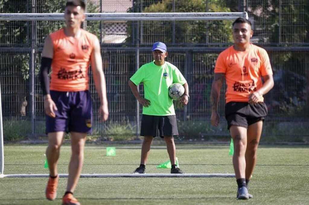 Jugadores de Cultural Maipú entrenando de cara a la Tercera B.