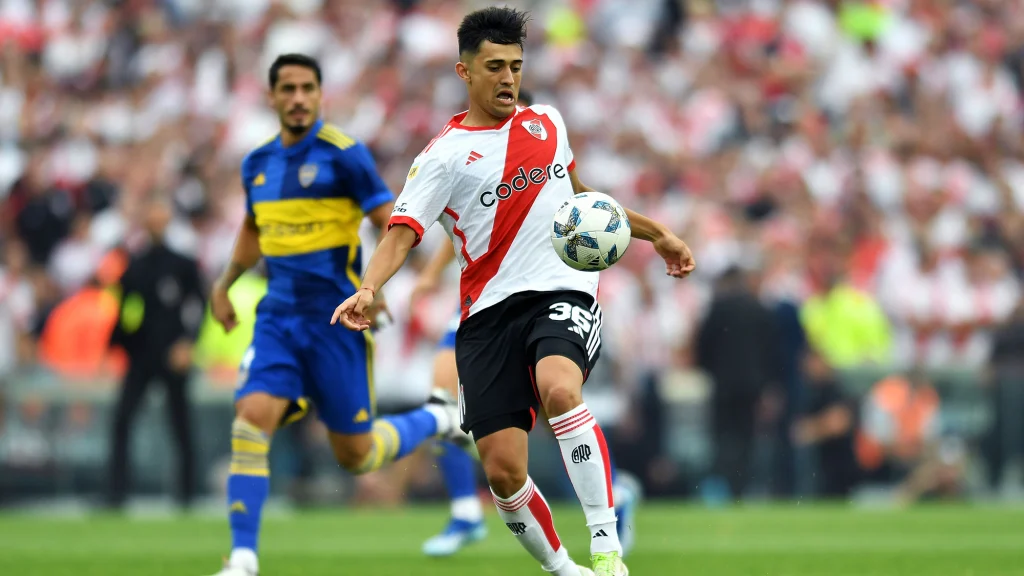 Solari siendo parte de River en el empate ante Boca.