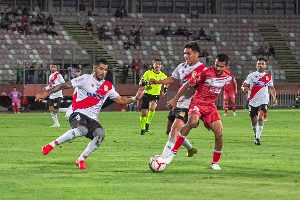 Jugador de Curicó Unido yendo a disputar el balón.