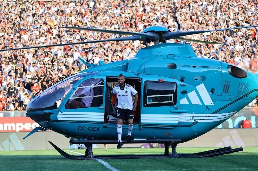 Arturo Vidal llegando en helicóptero al Estadio Monumental.