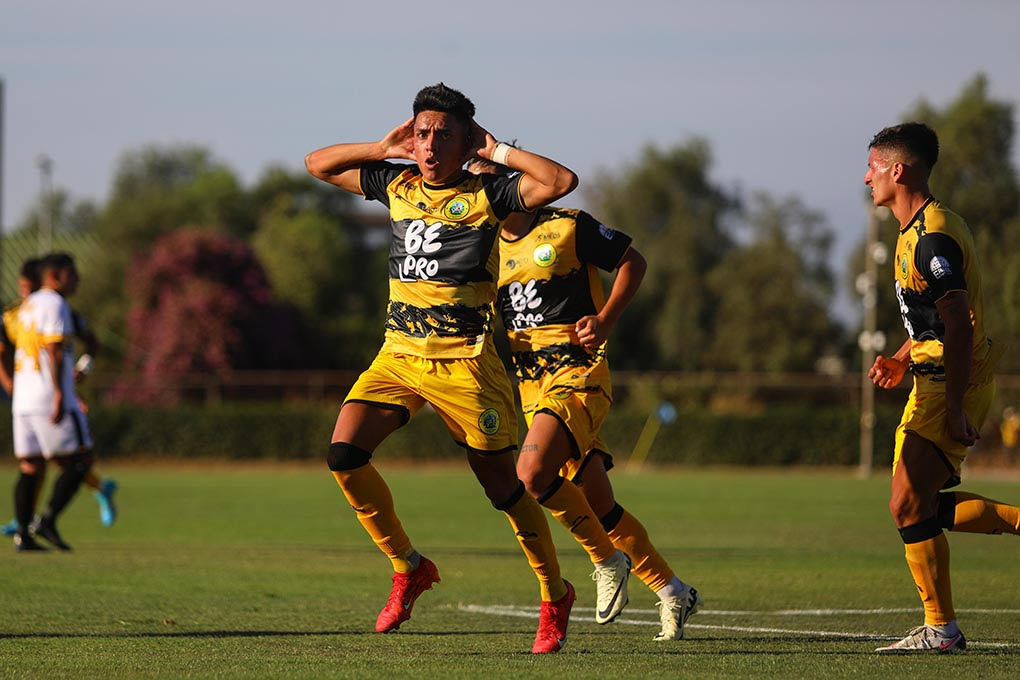 Jugadores de Fernández Vial celebrando un gol ante Lautaro de Buin.