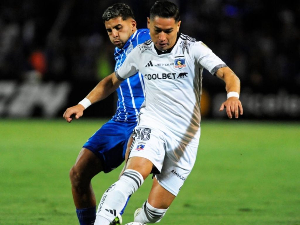 Oscar Opazo yendo a luchar el balón ante un jugador del tomba.