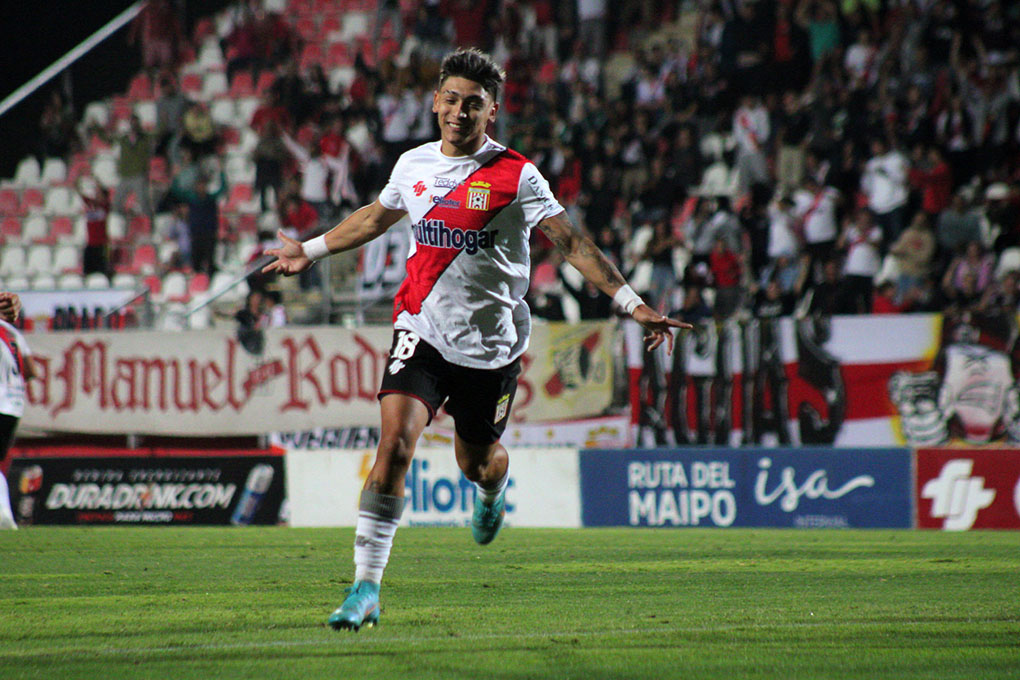 Felipe Ortíz festejando con todo el gol de Curicó Unido contra San Marcos de Arica.