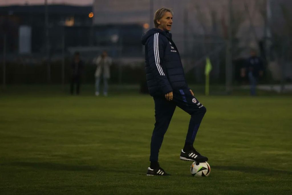 Ricardo Gareca preparando el debut de los dos amistosos que tendrá la selección chilena.