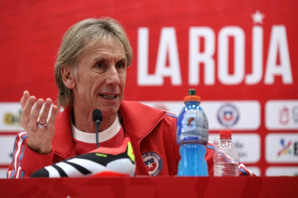 El entrenador de La Roja Ricardo Gareca hablando en conferencia de prensa ante los medios de comunicación.