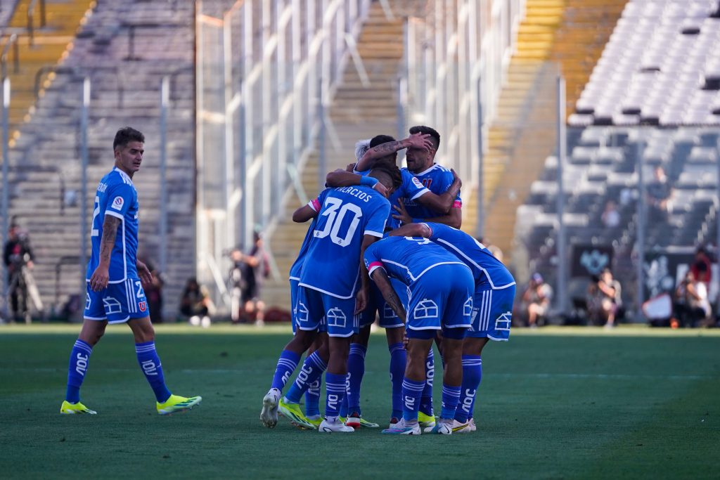 Futbolistas de los azules abrazándose ante el Cacique.