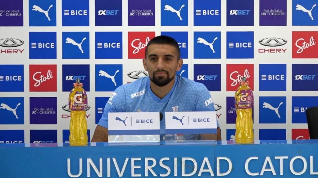 Branco Ampuero hablando en conferencia de prensa de la Universidad Católica.