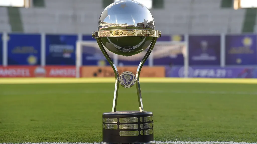 Trofeo de la CONMEBOL Copa Sudamericana. (Foto: @sudamericana/Instagram).