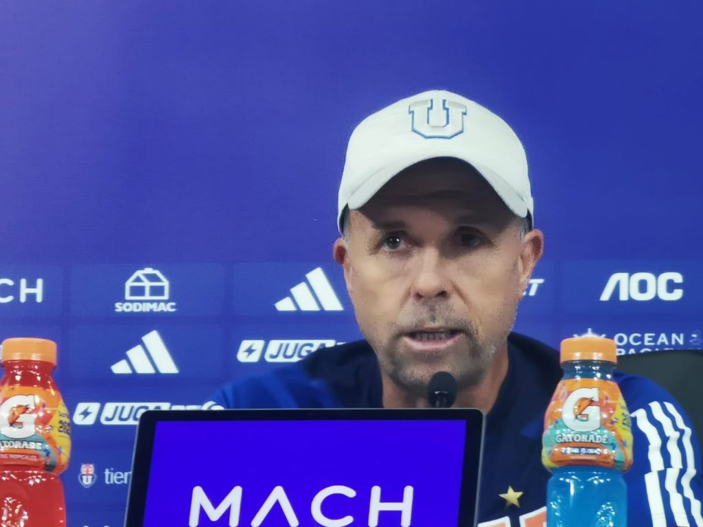 Gustavo Álvarez en conferencia de prensa.