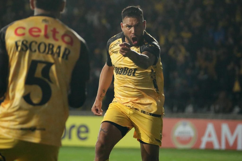 Andrés Chávez celebrando el único gol de Coquimbo Unido ante Sportivo Luqueño.