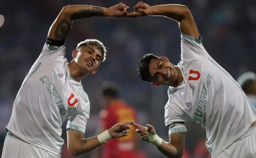 Maximiliano Guerrero celebrando el 1-0 de la Universidad de Chile ante Unión Española.