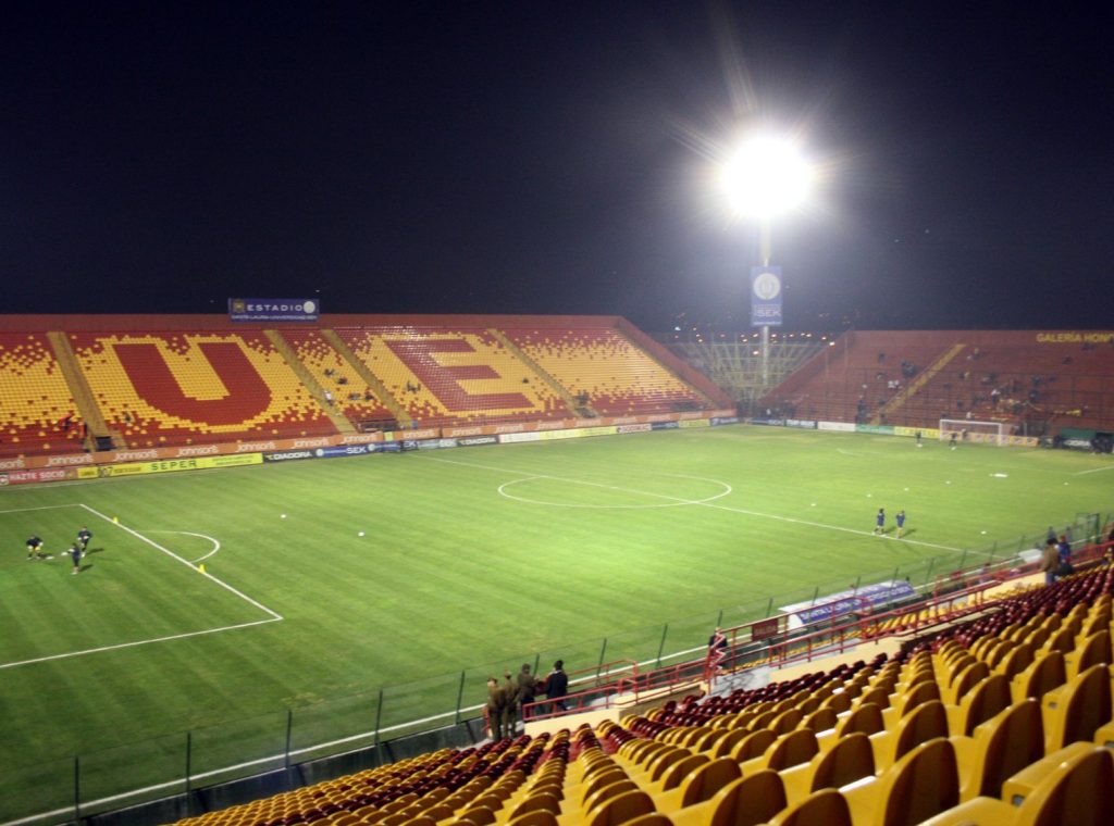 Estadio Santa Laura con problemas de iluminación para partidos de copa libertadores o sudamericana.