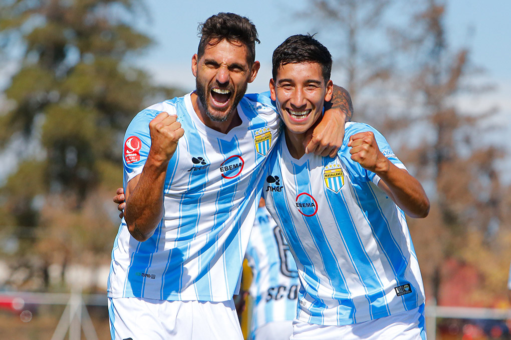 Joaquín Larrivey celebrando un gol para Magallanes.