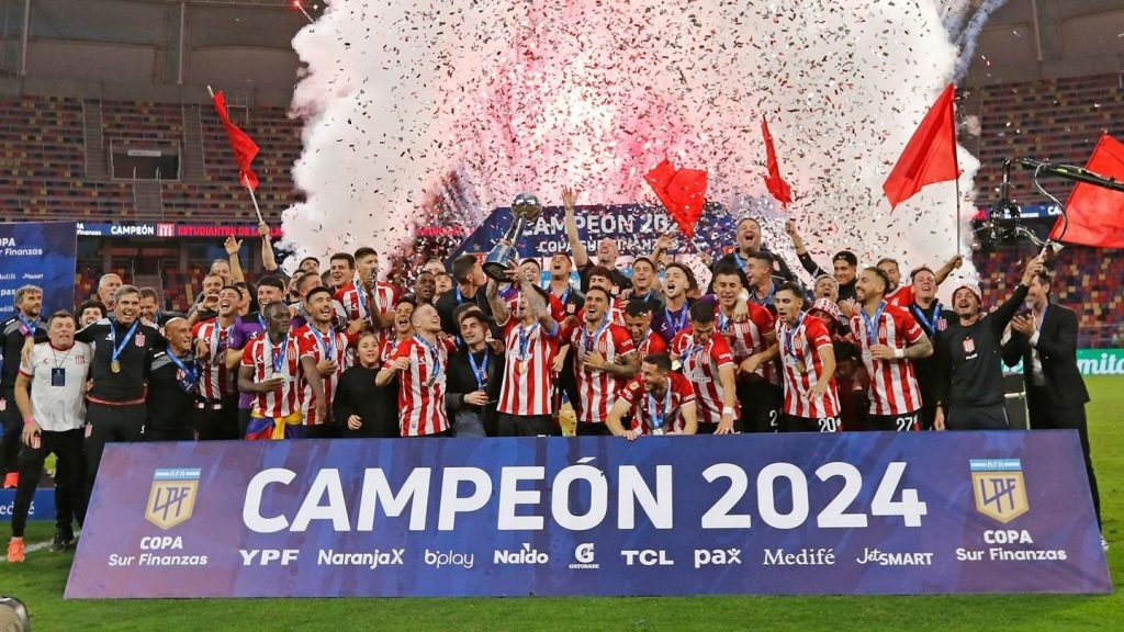 Estudiantes de La Plata celebrando su trofeo 13 en el fútbol de Argentina.