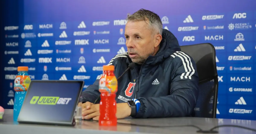 Gustavo Álvarez en conferencia de prensa de Universidad de Chile.