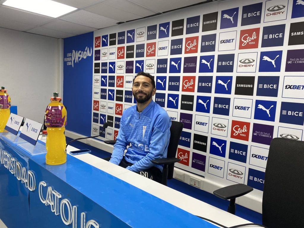 Cristian Cuevas en conferencia de prensa de los cruzados.