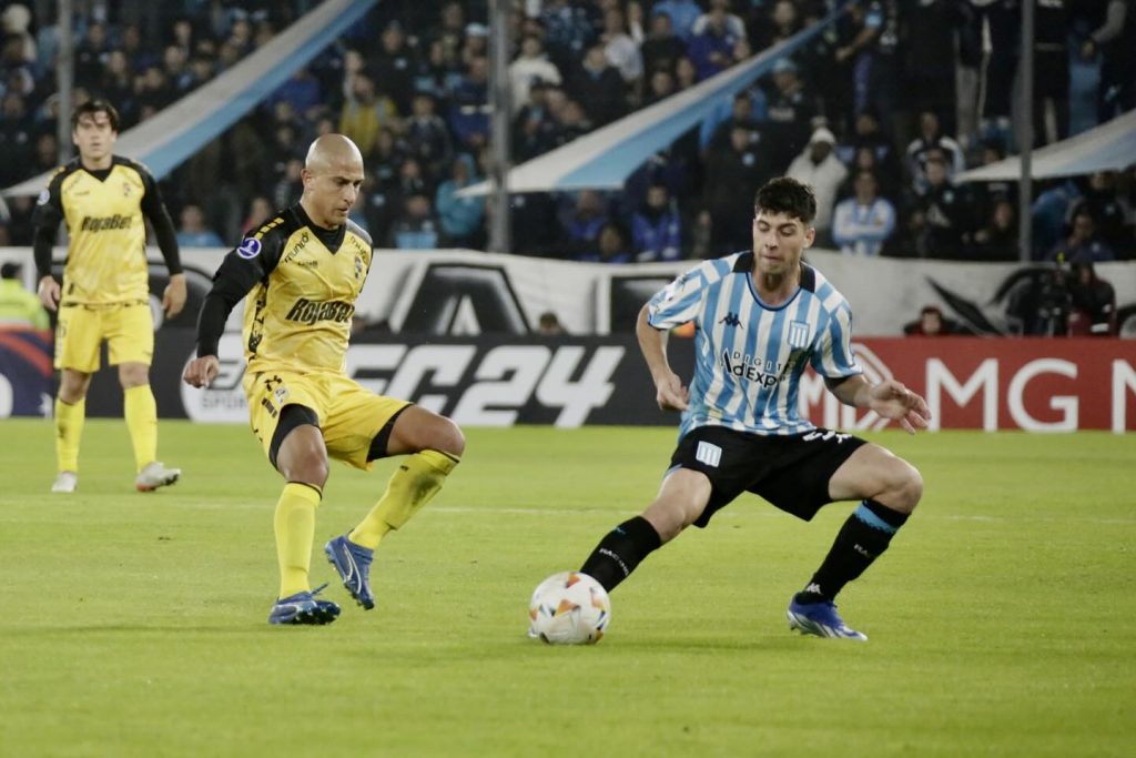 Alejandro Camargo de Coquimbo Unido yendo a buscar el balón ante un jugador de Racing por la fecha 5 de la Copa Sudamericana.