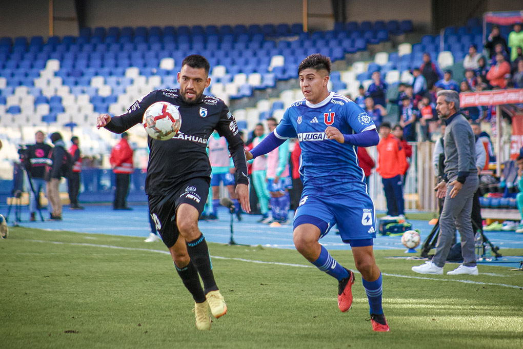 Jugadores de los azules y dragones celestes yendo a buscar el balón.