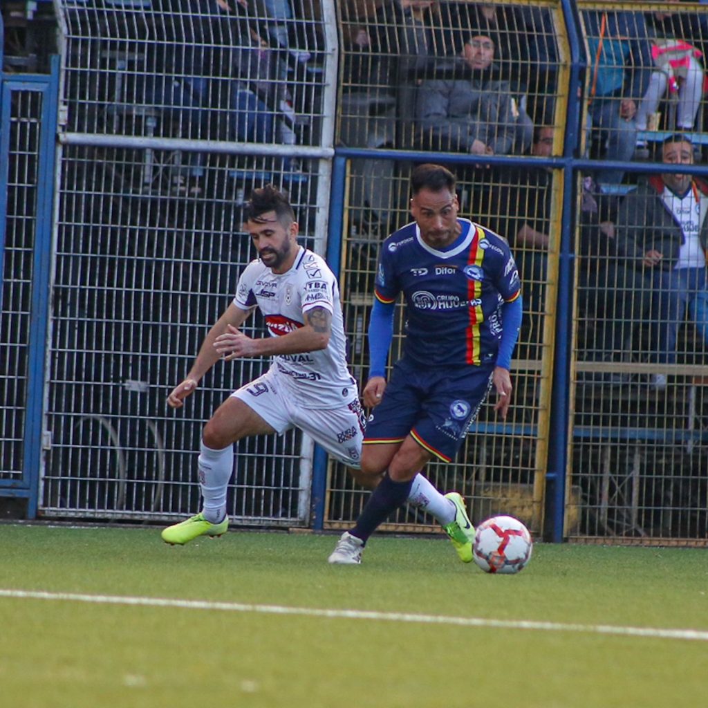 Jugadores de Osorno y Melipilla yendo a disputar el balón.