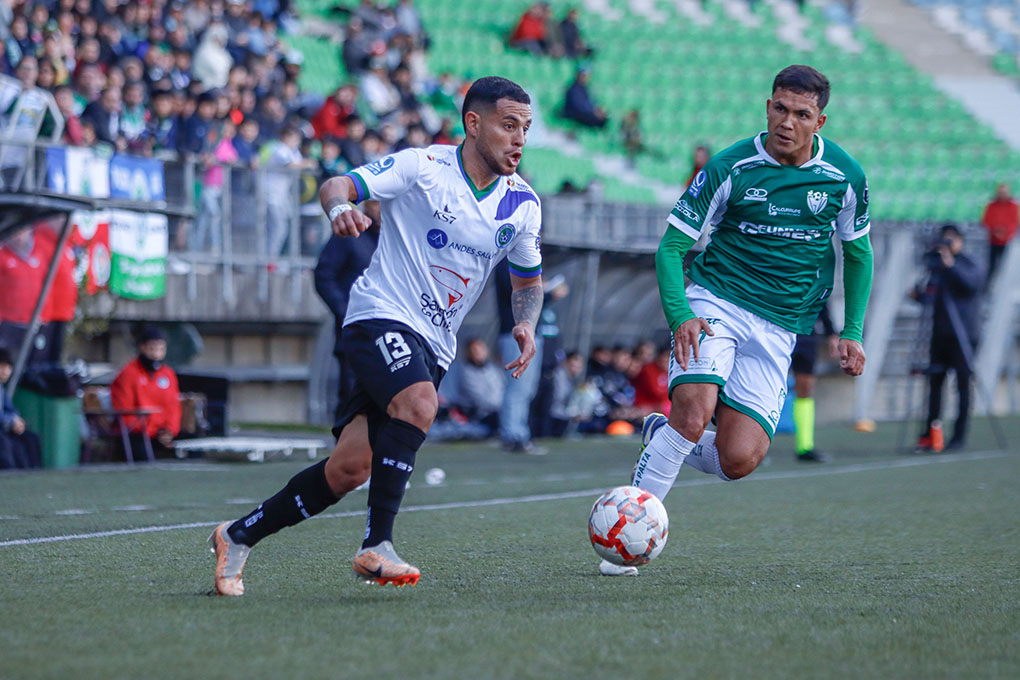 Jugadores de Puerto Montt y General Velásquez disputando el balón por la fecha 13 de la Segunda División.