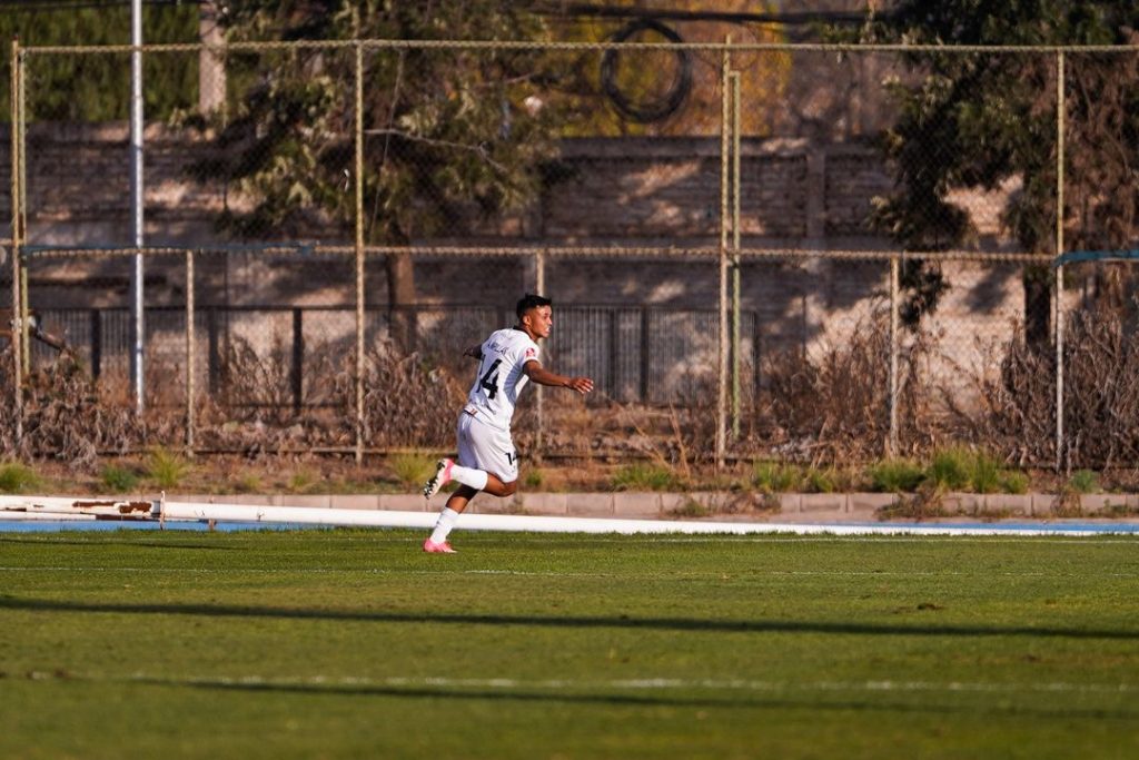 Kevin Campillay celebrando el 2-1 de Santiago Morning frente a Deportes Santa Cruz.